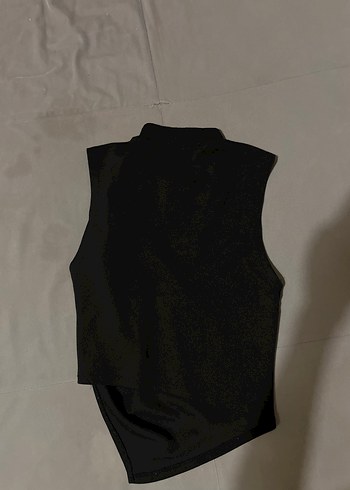 Bershka Siyah Yüksek Yakalı Kolsuz Crop Top