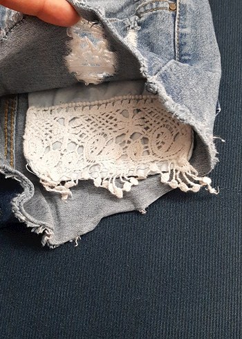 Kadın Gri Mini Yırtık Denim Şort - Görsel 3