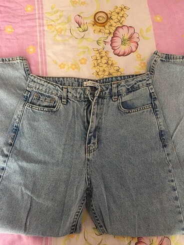Mom kot pantolon