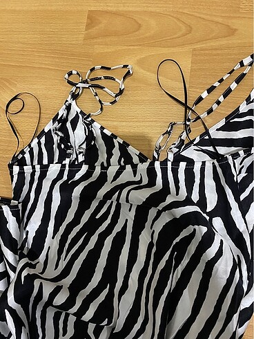 xs Beden Zebra desenli saten yırtmaçlı askılı elbise