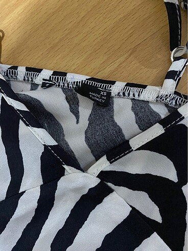 xs Beden çeşitli Renk Zebra desenli saten yırtmaçlı askılı elbise