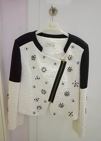 Kadın Beyaz Nakışlı Fermuarlı Ceket - Görsel 2