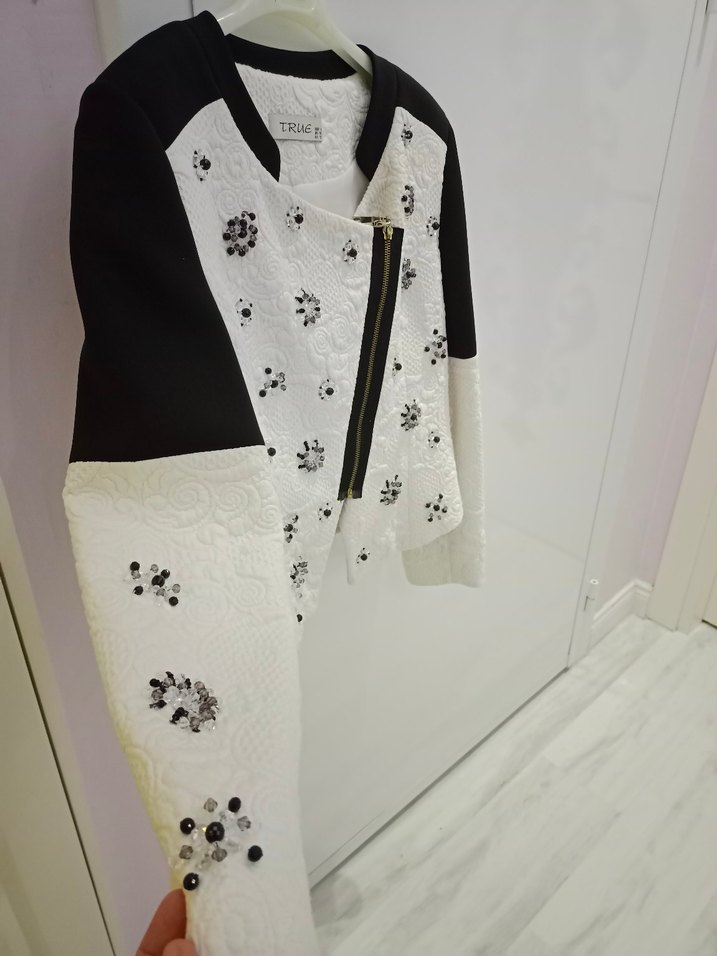 Kadın Beyaz Nakışlı Fermuarlı Ceket - Görsel 3