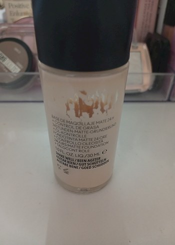 MAC Studio Fix Fluid Fondöten SPF 15 - Görsel 2