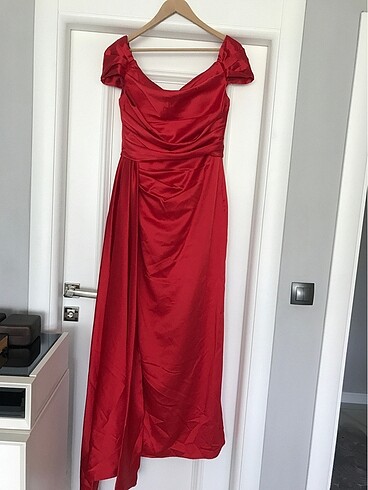 Kırmızı saten yırtmaçlı abiye elbise