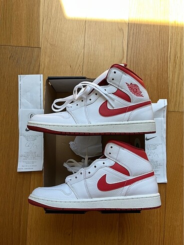 Jordan 1 Mid Dune Red
