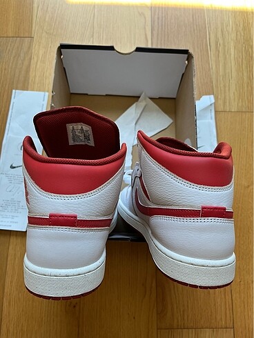 Nike Jordan 1 Mid Dune Red