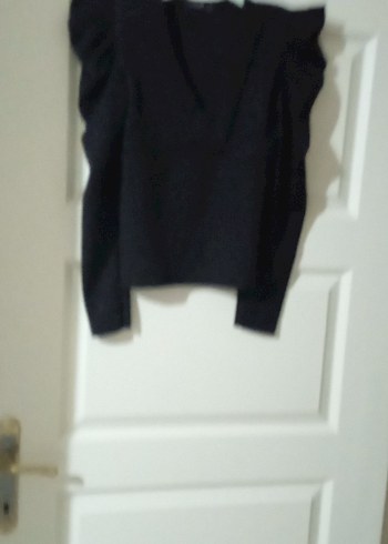 Siyah V Yaka Fırfırlı Kadın Kazak - Görsel 3