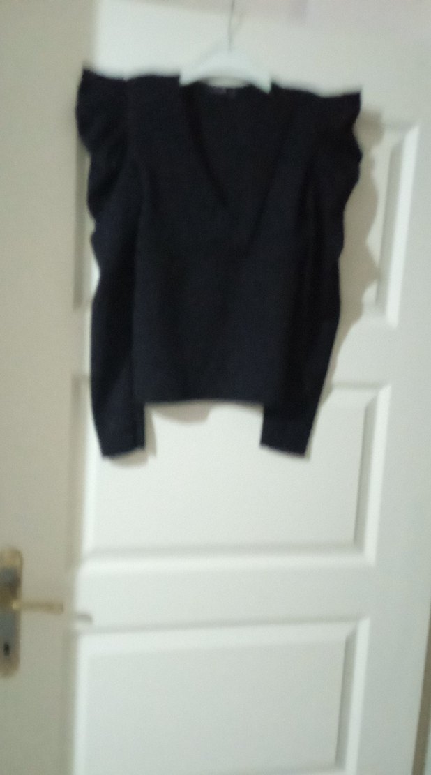 Siyah V Yaka Fırfırlı Kadın Kazak - Görsel 3