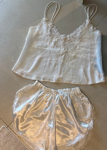 Beyaz Saten Dantel Detaylı Mini Kadın Pijama Takımı