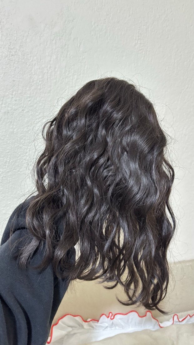 Parlak Siyah Dalgalı Kadın Peruk - Görsel 2