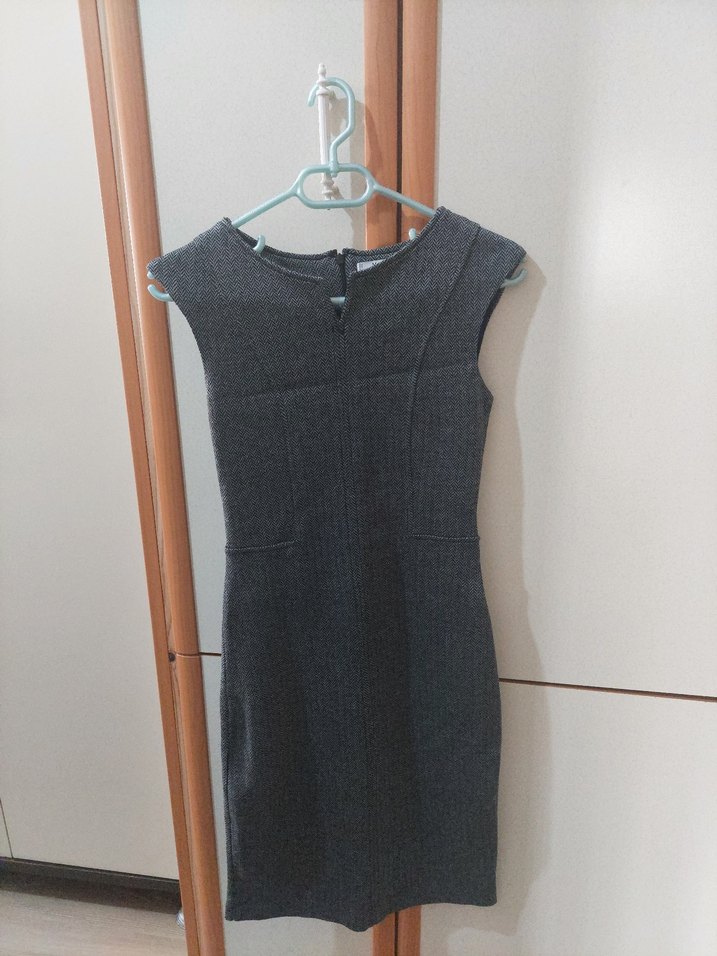 Gri Kemer Detaylı V Yaka Midi Elbise - Görsel 3