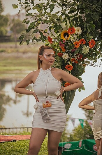 Gül detaylı beyaz elbise