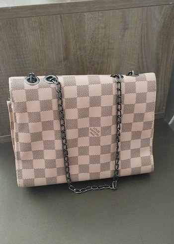 Louis Vuitton Zincir Detaylı Pembe Kareli Kadın Çanta