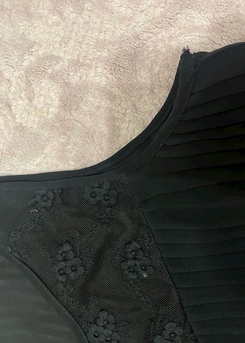 Siyah Pilili V Yaka Kolsuz Bluz - Görsel 3