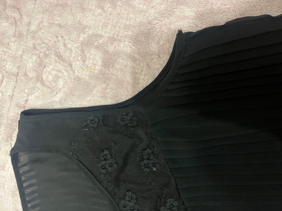 Siyah Pilili V Yaka Kolsuz Bluz - Görsel 3