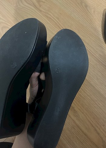 Siyah Kadın Dolgu Topuklu Sandalet - Görsel 4