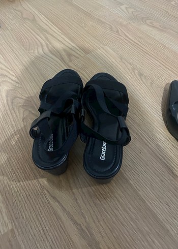 Siyah Kadın Dolgu Topuklu Sandalet - Görsel 3