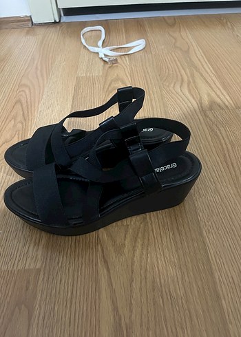 Siyah Kadın Dolgu Topuklu Sandalet - Görsel 2