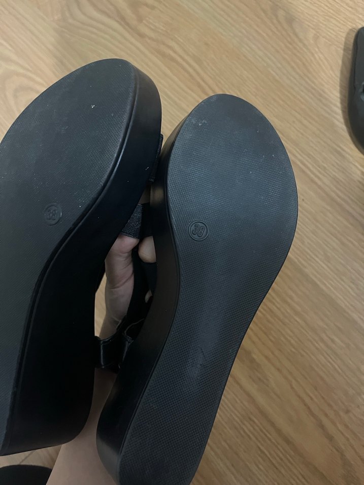 Siyah Kadın Dolgu Topuklu Sandalet - Görsel 4