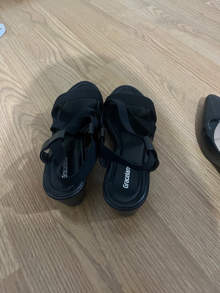 Siyah Kadın Dolgu Topuklu Sandalet - Görsel 3