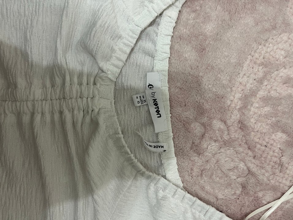 Beyaz V Yaka Kısa Kollu Keten Bluz - Görsel 2