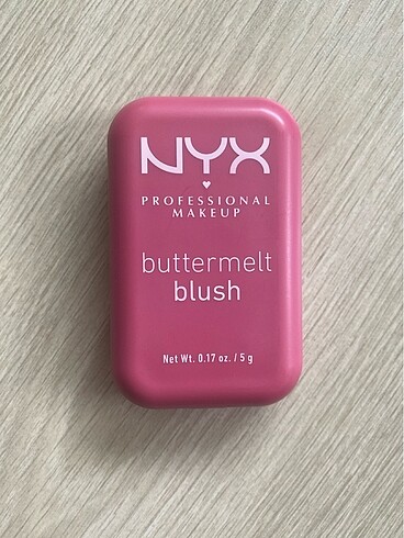 Nyx Buttermelt blush allık