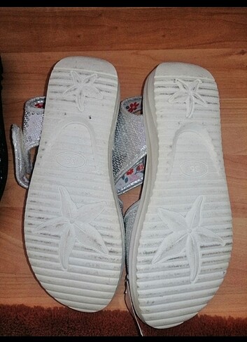 35 Beden beyaz Renk Kiz çocuk pullu sandalet