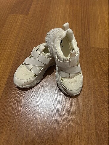 Zara marka beyaz renk kız çocuk spor ayakkabı