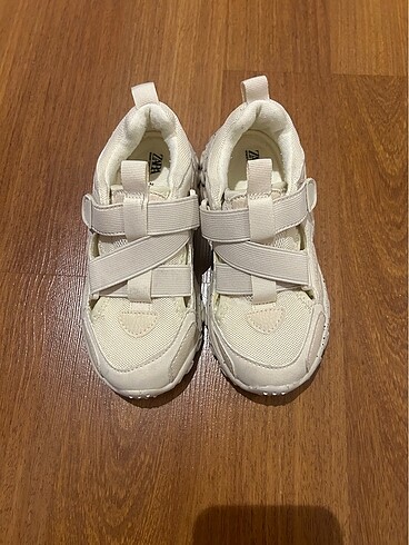 28 Beden Zara marka beyaz renk kız çocuk spor ayakkabı