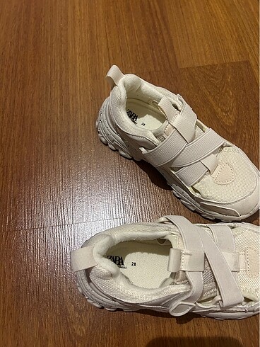 28 Beden beyaz Renk Zara marka beyaz renk kız çocuk spor ayakkabı