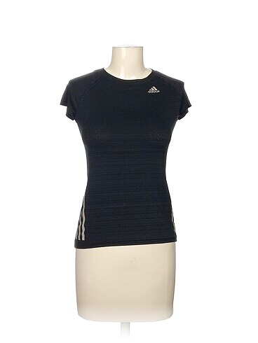 Adidas T-shirt %70 İndirimli.