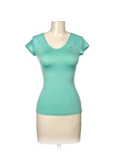 Nike T-shirt %70 İndirimli.