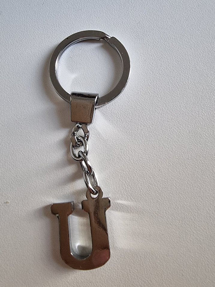 Zincir Detaylı Kahverengi 'U' Harfi Anahtarlık - Görsel 2