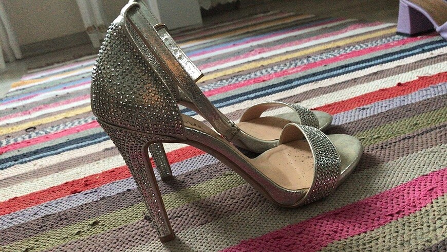 Zara Gümüş rengi taşlı topuklu ayakkabı