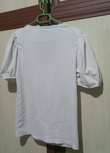 Beyaz kolu kabartmalı t-shirt 