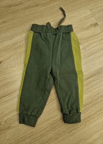 Kapüşonlu, düğmeli yeşil bebek kıyafet takımı - Görsel 3