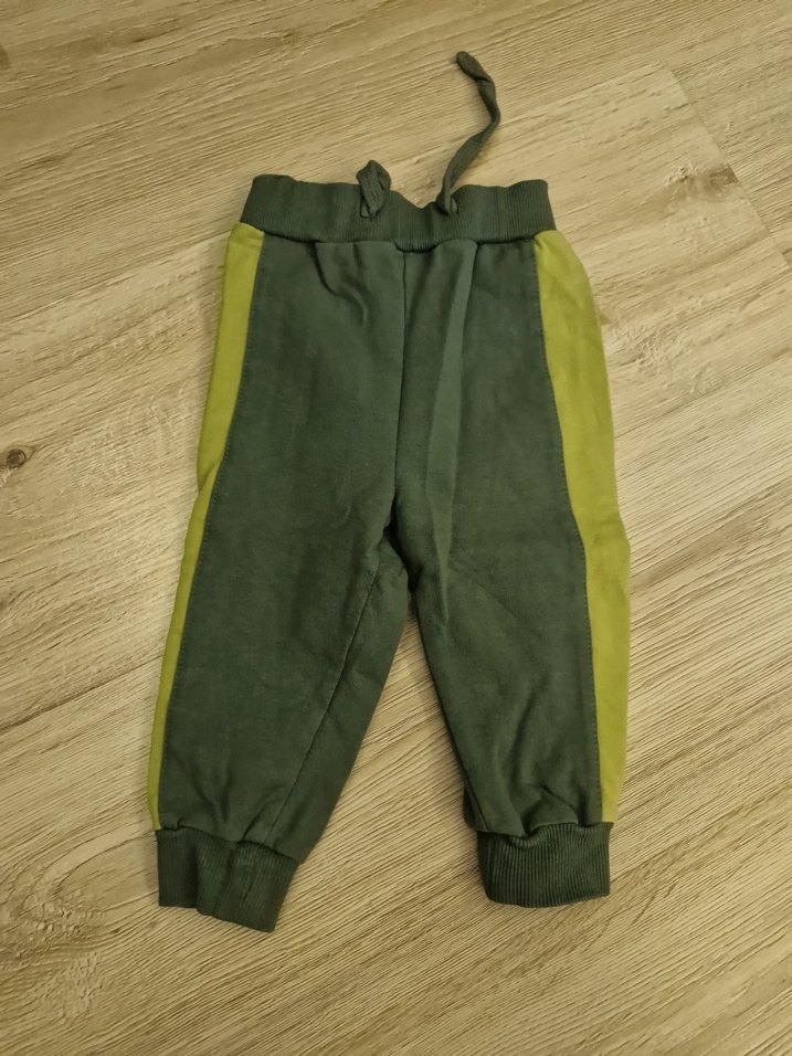 Kapüşonlu, düğmeli yeşil bebek kıyafet takımı - Görsel 3