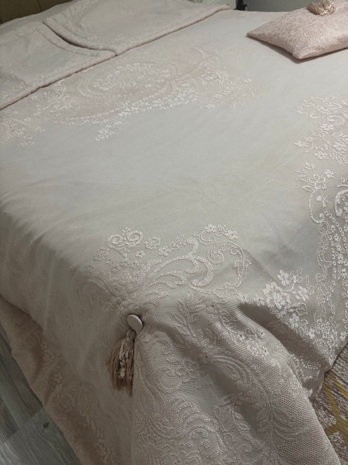 Nakışlı Beyaz Yatak Örtüsü - Görsel 2
