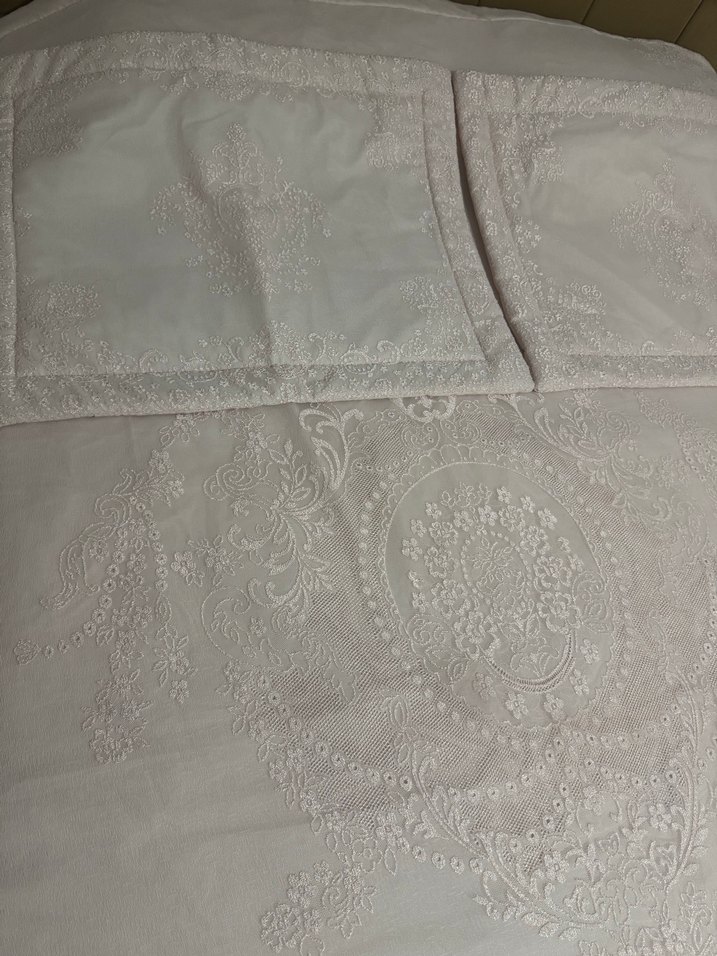 Nakışlı Beyaz Yatak Örtüsü - Görsel 3