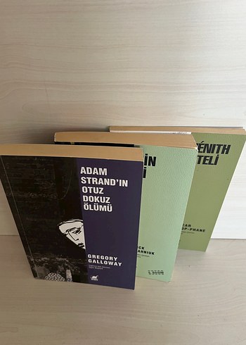 Ninni, Adam Strand'in Otuz Dokuz Ölümü, Zénith Oteli üçlü