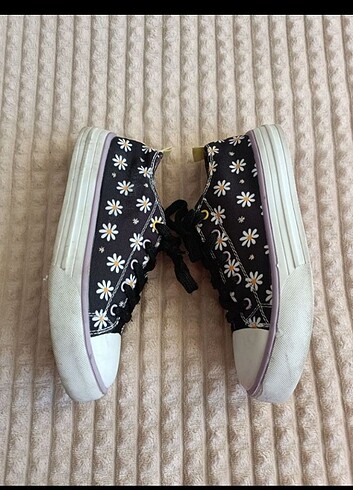 Papatya desenli Converse ayakkabı