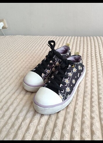 34 Beden siyah Renk Papatya desenli Converse ayakkabı