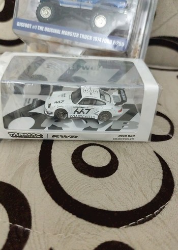 Beyaz ve Gri Oyuncak Araba Modeli