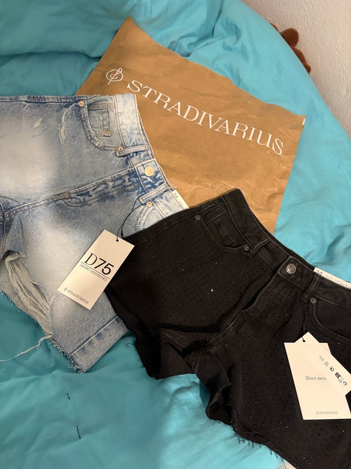 Stradivarius Denim D72 Ve Taşlı Siyah Denim Şort - Görsel 4