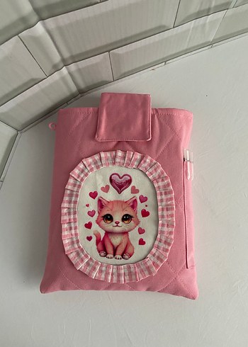 Pembe kedi baskılı kitap kılıfı