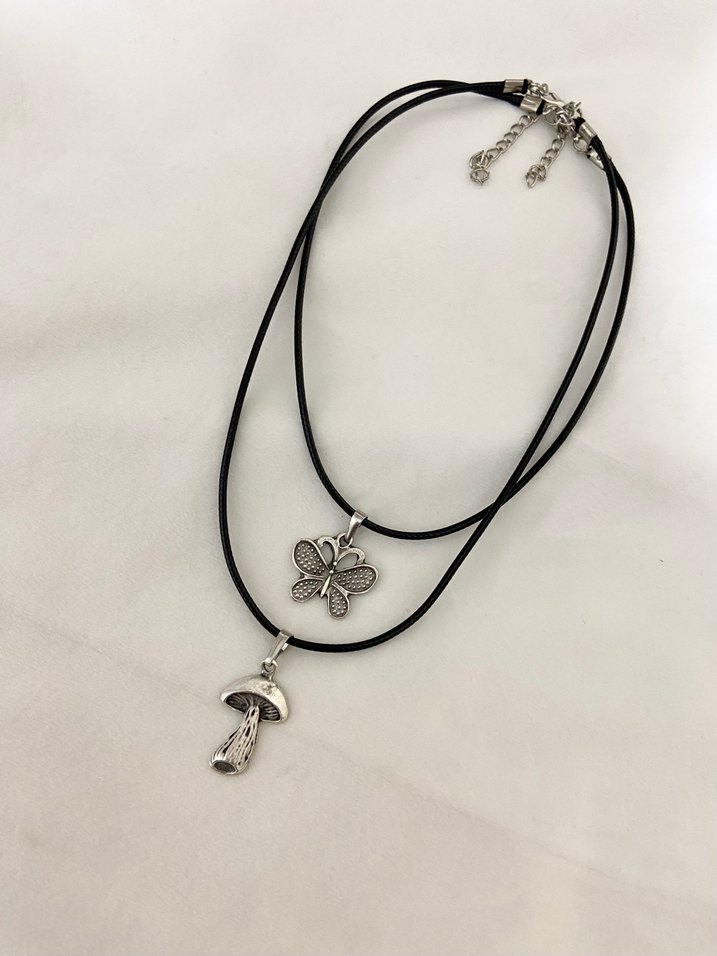 Kelebek ve mantar figürlü ikili kolye - Görsel 2