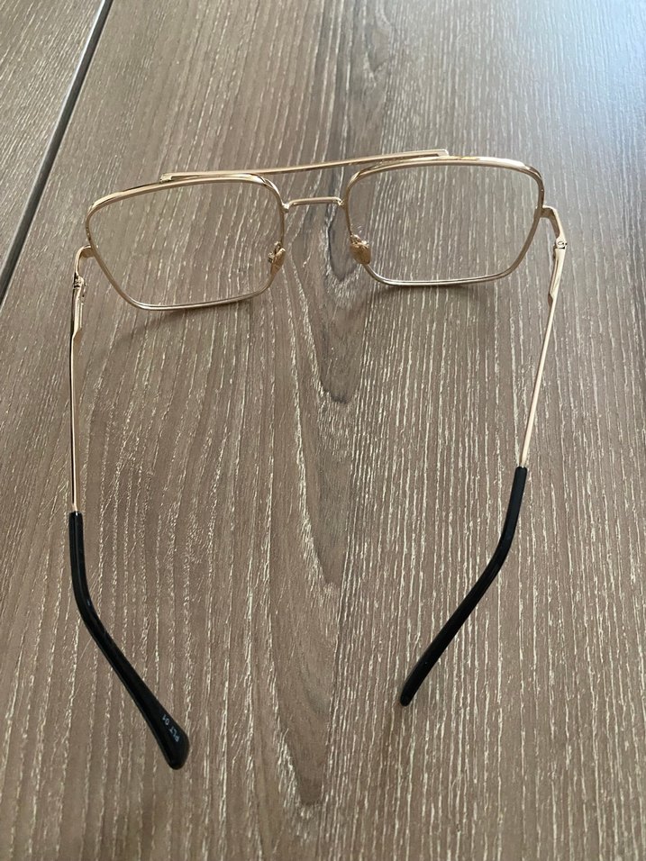 Minimalist Şeffaf Camlı Altın Renk Kadın Gözlüğü imaj reynmen - Görsel 2