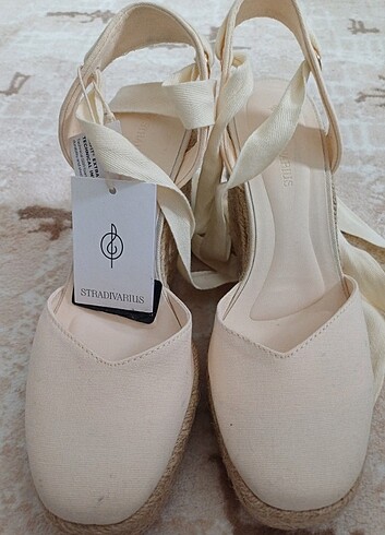 STRADIVARIUS KADIN TOPKULU SANDALET