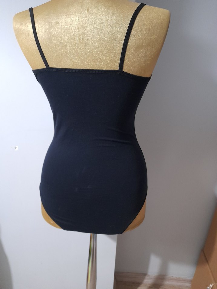 Siyah İnce Askılı Kadın - Görsel 2